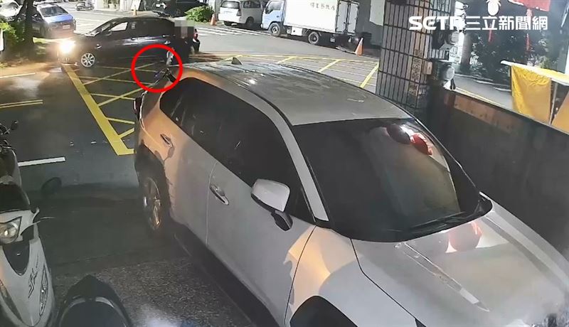 李男深夜衝親友家，持球棒砸毀玻璃及3輛車後離去。（圖／翻攝畫面）