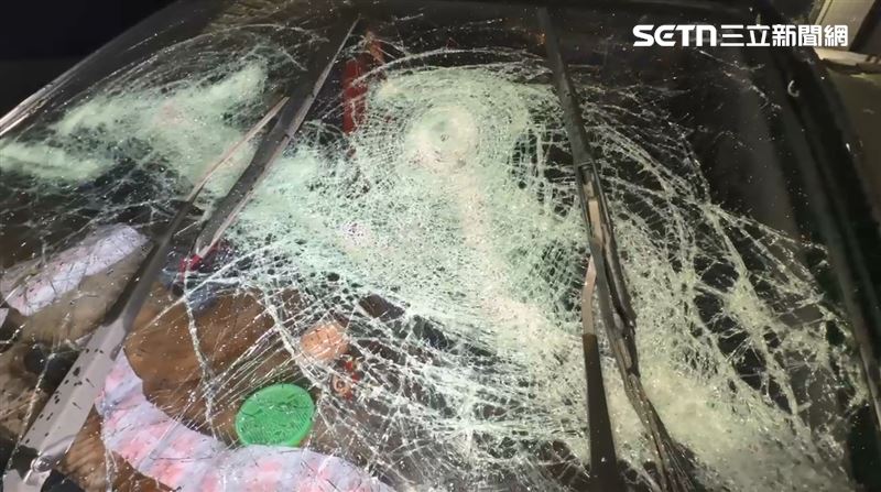 李姓男子因土地糾紛怒砸親友3車，隔日慘遭報復砸車、斷手腳。（圖／翻攝畫面）