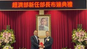 新任經濟部長龔明鑫正式走馬上任，強調「經濟優先」將是未來施政核心，他進一步指出，中小企業與傳產是台灣經濟根基，未來將推出更多多元振興措施，協助產業在關稅與國際競爭壓力下找到出路。上任首日，龔明鑫隨即與七大工商團體座談，傾聽產業界對關稅與經濟挑戰的建言，承諾扮演政府與企業之間的橋樑。（圖／記者師瑞德攝影）