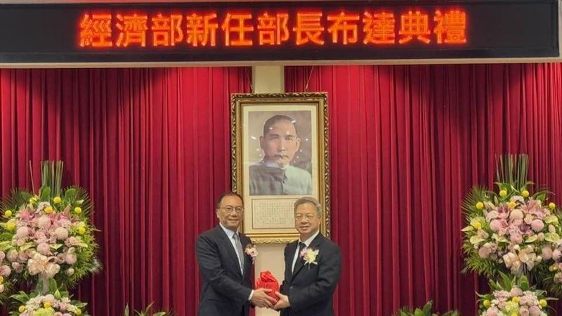 新任經濟部長龔明鑫正式走馬上任,強調「經濟優先」將是未來施政核心,他進一步指出,中小企業與傳產是台灣經濟根基,未來將推出更多多元振興措施,協助產業在關稅與國際競爭壓力下找到出路。上任首日,龔明鑫隨即與七大工商團體座談,傾聽產業界對關稅與經濟挑戰的建言,承諾扮演政府與企業之間的橋樑。(圖/記者師瑞德攝影)