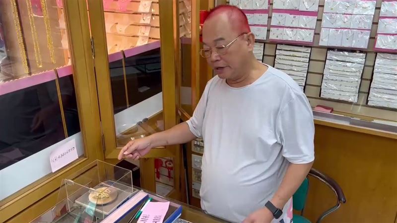 銀樓老闆表示，與對方談話後有加強警覺，一見搶嫌下手立刻抽回金項鍊。（圖／翻攝畫面）
