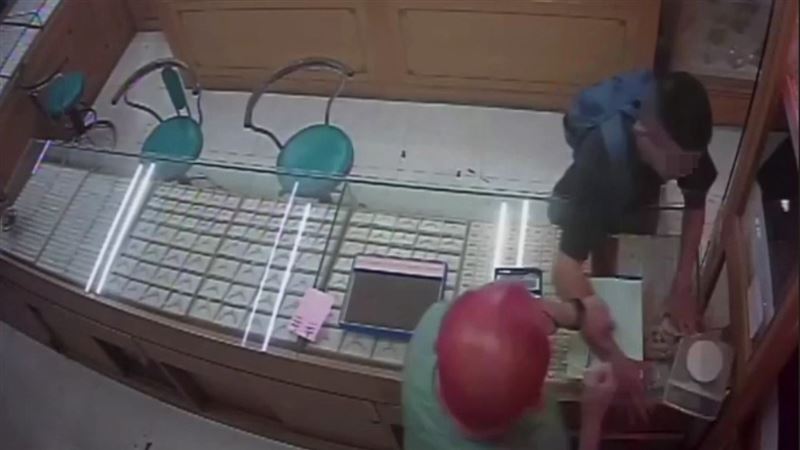 16歲少年並下手行搶一條金項鍊，老闆反應神速護住項鍊。（圖／翻攝畫面）