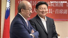 柯建銘（左）出席國民黨團第11屆第4會期黨團幹部就職典禮。（圖／記者詹宜庭攝影）