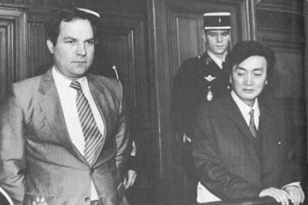 1983年，兩人在巴黎被捕，1986年被判間諜罪，時佩璞（右）他男扮女裝與法國外交官布爾西科（左）維持18至20年的伴侶關係。（圖／翻攝自網路）