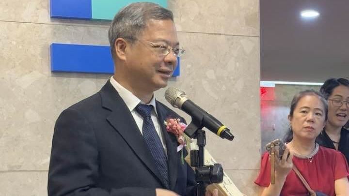 新任經濟部長龔明鑫上任首日,就直面川普政府對等關稅衝擊,強調將以差異化策略協助各產業,讓台灣經濟在挑戰中找到新出路,面對美國關稅變數,龔明鑫指出台灣廠商不能一味悲觀,必須視產業特性調整策略,部分產業甚至可藉此機會轉向非美市場分散風險。(圖/記者師瑞德攝影)