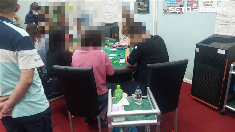 警方衝現場破獲賭窟，共逮19人。（圖／翻攝畫面）