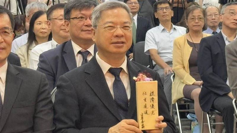 行政院長卓榮泰親手將一份牛皮紙包裝的小禮物交給新任經濟部長龔明鑫,包裝上寫著「經濟優先、任重道遠」八字箴言。龔明鑫笑稱「本來以為是糖果,結果好像是一支筆」,幽默化解媒體追問,也展現輕鬆一面,緊張莊重的典禮現場因此添上幾分趣味。(圖/記者師瑞德攝影)