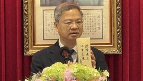 行政院長卓榮泰親手將一份牛皮紙包裝的小禮物交給新任經濟部長龔明鑫，包裝上寫著「經濟優先、任重道遠」八字箴言。龔明鑫笑稱「本來以為是糖果，結果好像是一支筆」，幽默化解媒體追問，也展現輕鬆一面，緊張莊重的典禮現場因此添上幾分趣味。（圖／記者師瑞德攝影）