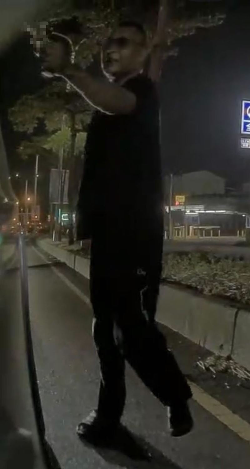 彰化一名黑衣惡煞兩度拿手槍下車敲窗，威脅車主下車。(圖／翻攝畫面)