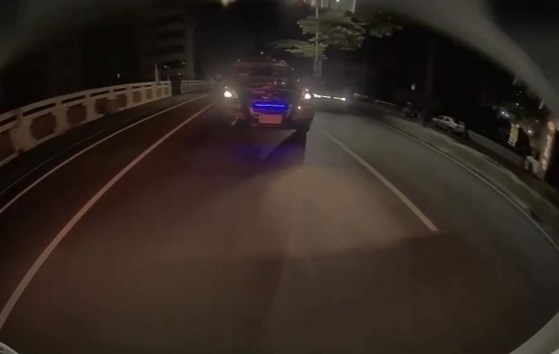 惡煞車輛開爆閃燈、鳴笛一路追趕，車主嚇得踩油門衝到北斗派出所向警方求救。(圖／翻攝畫面)