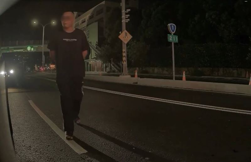 惡煞戴墨鏡、手持類似槍枝物品，追上前敲窗恐嚇，後座乘客嚇壞立即報警。(圖／翻攝畫面)