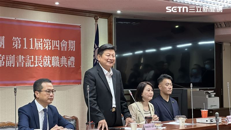 傅崐萁（中）稱各方勸進他參選國民黨主席。左為已表態的參選的藍委羅智強。（圖／記者詹宜庭攝影）