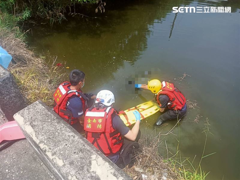 台南市一名年約60歲男子陳屍魚塭中。（圖／翻攝畫面）