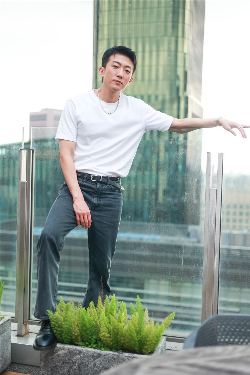 懷秋飾演《角頭－大橋頭》中的「蠍子哥」，精湛演技讓該角色成為經典反派。（圖／曼尼娛樂提供）