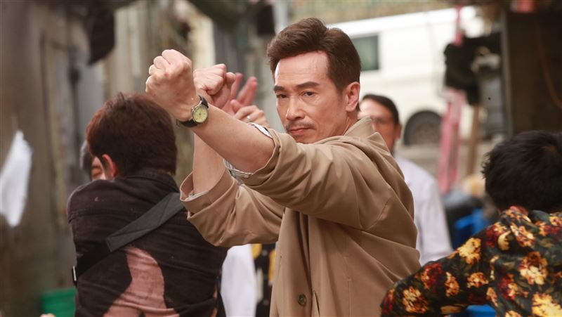 54歲男星體力驚人！扛30kg龍頭差點出意外