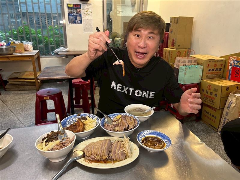 胡瓜吃美食(圖/《下面一位》提供)