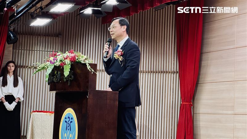 石崇良不到3分鐘就脫稿。(圖/記者蔣季容攝影)