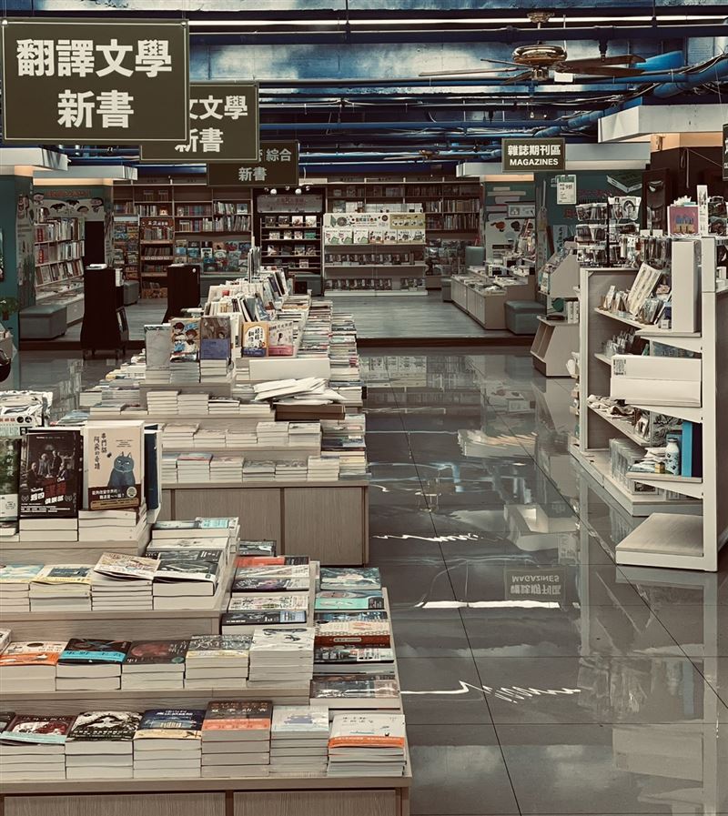台南政大書城淹水，員工緊急展開搶救書本大作戰。（圖／翻攝政大書城臉書）