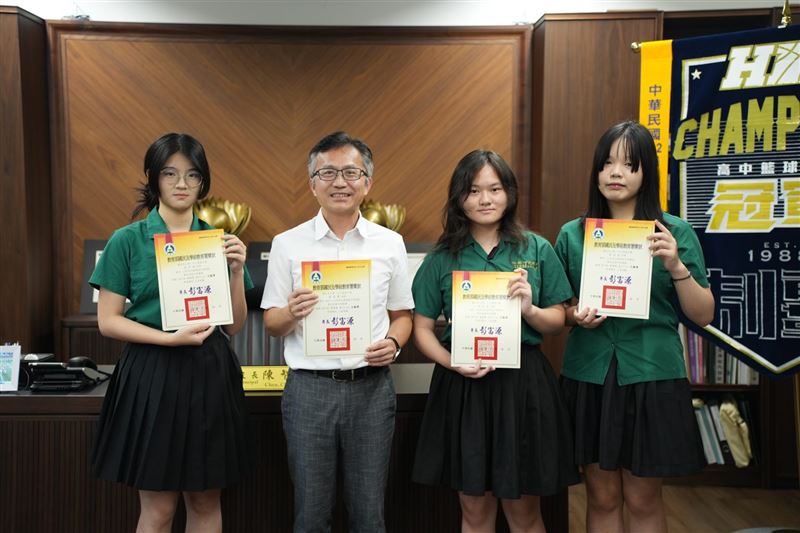 北一女校長陳智源決定與學生一起考學測。（圖／北一女提供）
