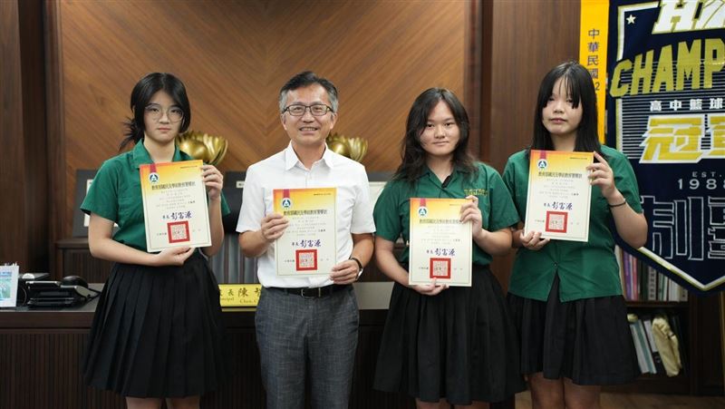 北一女校長陳智源決定與學生一起考學測。（圖／北一女提供）