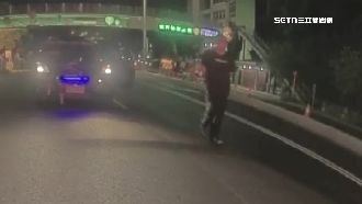 疑超車引不滿　男子逼車「持槍敲車窗」