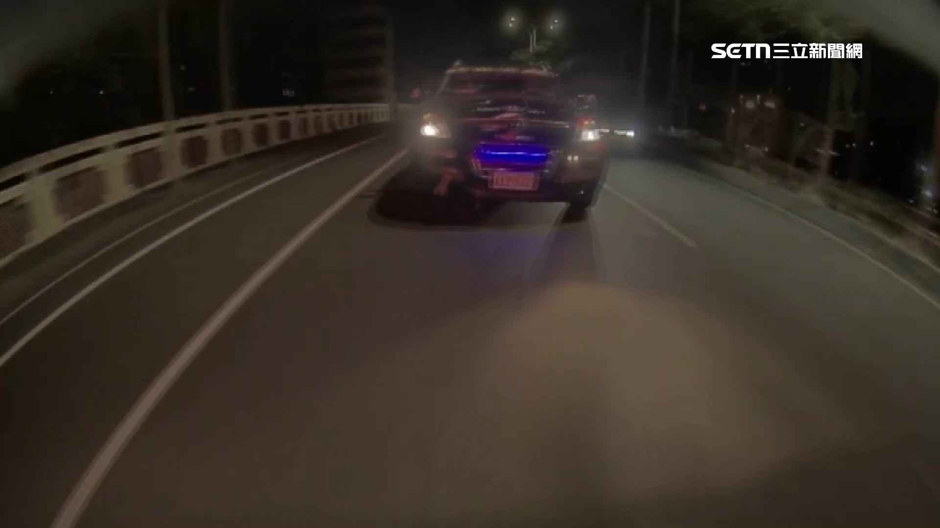 對方一路逼車攔停不斷，不斷閃著爆閃燈還鳴放警笛
