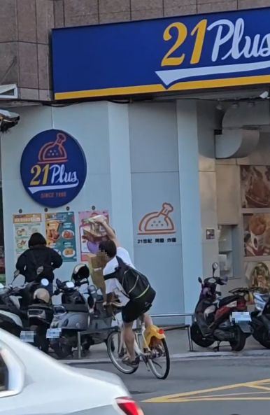 男子載包裹單手騎車，無視違規逆向左轉彎進巷子，讓目擊民眾超訝異。（圖／翻攝自Thread @hln.lin）)