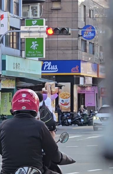 男子一口氣疊了6個包裹，幾乎擋住前方視線。（圖／翻攝自Thread @hln.lin）