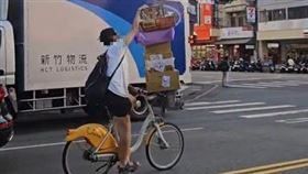  單手騎單車，包裹疊到比人高，逆向、闖紅燈 目擊者心驚：沒出事真的命大，台中市北區健行路（圖／翻攝自Thread @hln.lin）