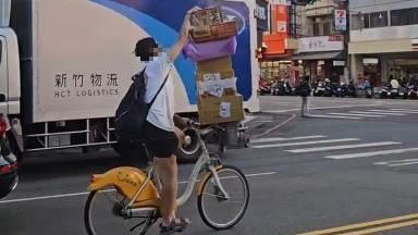 台中男耍特技!單手騎車疊包裹逆向闖紅燈