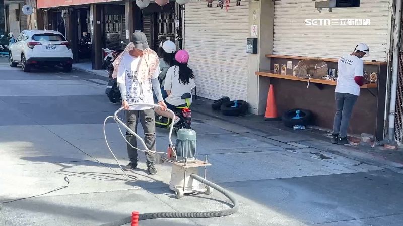 日出大道進行打磨作業