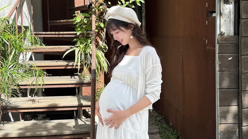 洪詩坦言，懷二寶比懷女兒哺哺還要累。（圖／翻攝自洪詩IG）