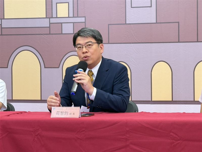 建中校長莊智鈞開學典禮表演魔術。（圖／記者李育道攝影）