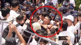 民眾黨「走讀」，黃國昌疑似勒執勤員警的脖子。（圖／翻攝畫面）