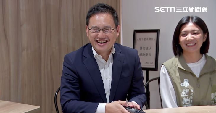 兩人面露微笑回應記者提問。（圖／翻攝畫面）