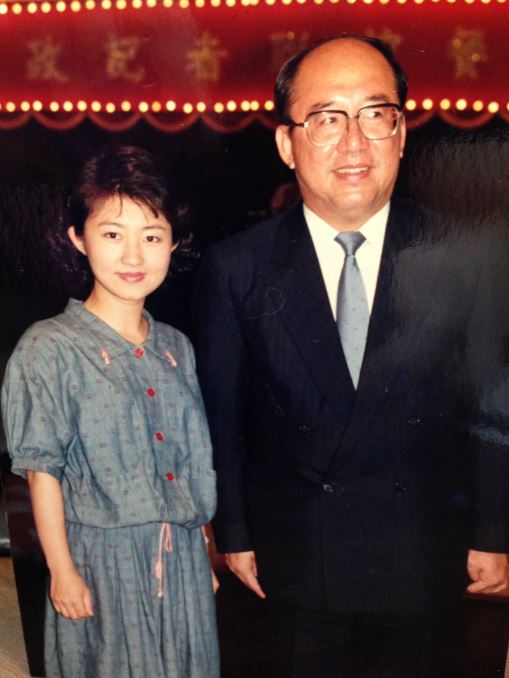 盧秀燕曬出工作照，曾採訪時任台北市長的吳伯雄(圖上)與行政院長俞國華(圖下)。(圖／翻攝自盧秀燕臉書)