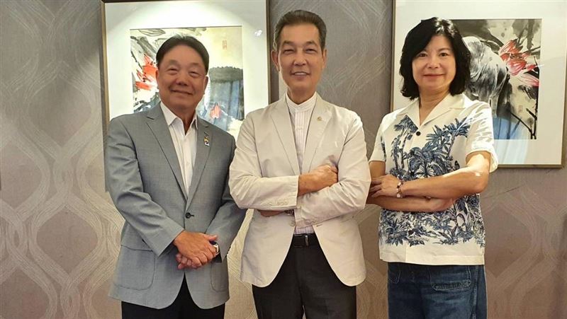 捷流閥業近年強化多元產業接單與關鍵技術,受惠於半導體新廠建設及石化業海內外擴產,帶動訂單能見度達6個月。圖中為董事長楊大中、圖左為投資長陳斌超、圖右為總經理錢佩玲。(圖/捷流閥業)