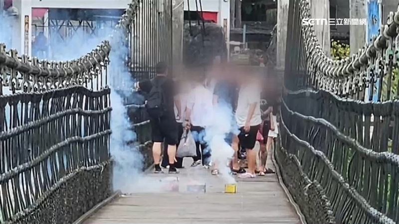 外籍客吊橋上放煙火　消防局：最重罰15萬