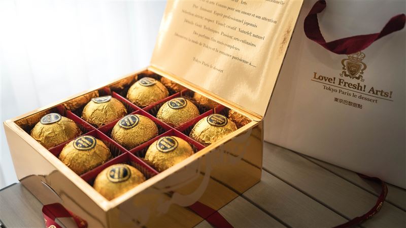 東京巴黎甜點「金莎菠蘿蛋黃酥」9入款閃耀金黃禮盒。(圖/品牌業者提供)