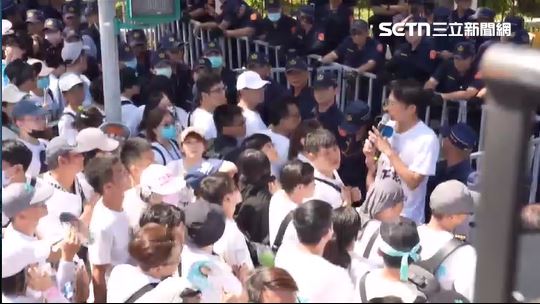 民眾黨主席黃國昌與民眾一起參加走讀活動
