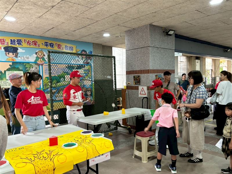 東園國小今日開學舉辦「鑼鼓共響迎新生　藝綺開啟聰勤門」闖關活動。（圖／東園國小提供）