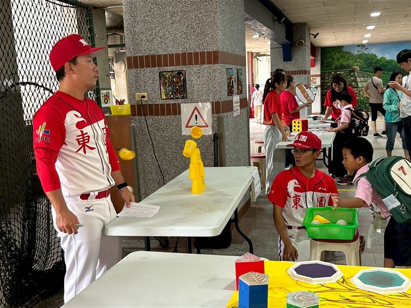 東園國小今日開學舉辦「鑼鼓共響迎新生　藝綺開啟聰勤門」闖關活動。（圖／東園國小提供）
