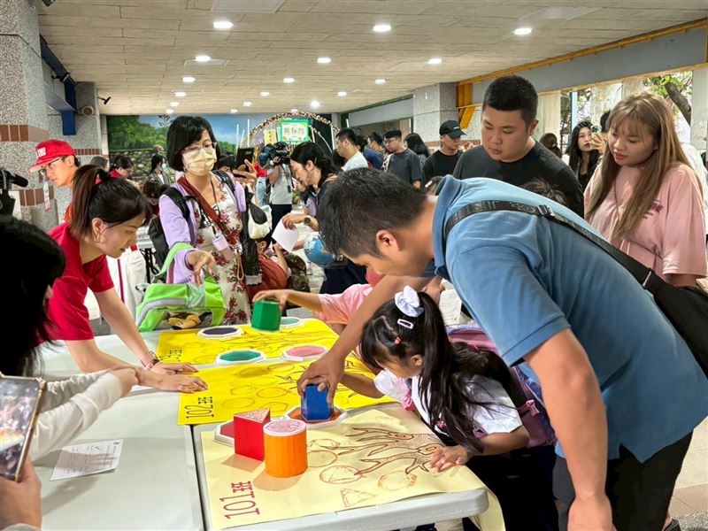 東園國小今日開學舉辦「鑼鼓共響迎新生　藝綺開啟聰勤門」闖關活動。（圖／東園國小提供）