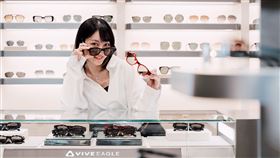 台灣製造、全球首款支援繁體中文語音的AI眼鏡VIVE Eagle今日正式開賣。（圖／品牌業者提供）