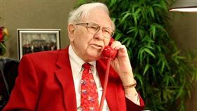 抗通膨！股神巴菲特曝光「第三種公司治理法」選潛力股，獲利賺錢鈔票數不完。（圖／翻攝自IG @officialwarrenbuffett、時報出版提供）