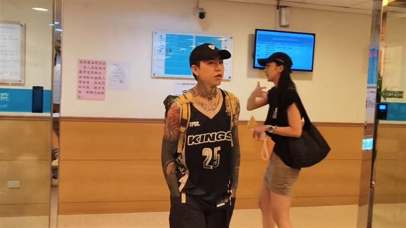 謝和弦與妻子現身智財法院。（圖／翻攝畫面）