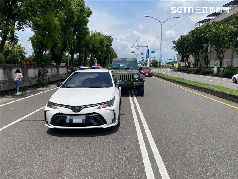 一輛輕型戰術輪軍車，撞上前方停等紅燈的轎車，女駕駛嚇壞。（圖／翻攝畫面）