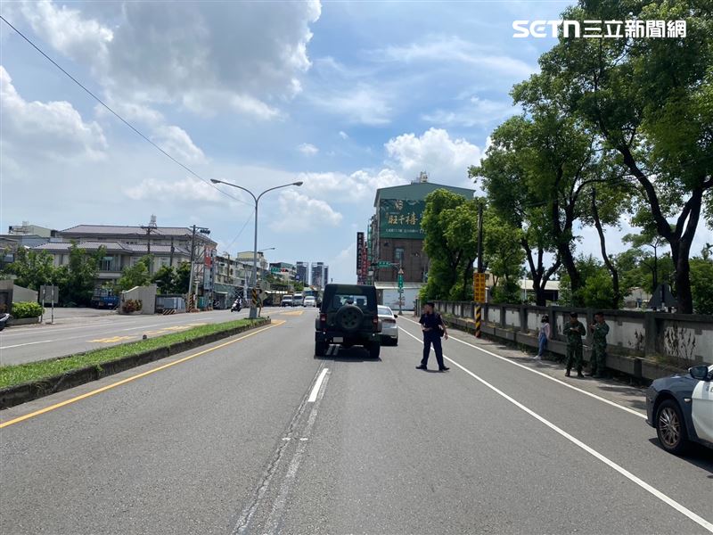 一輛輕型戰術輪軍車，撞上前方停等紅燈的轎車，女駕駛嚇壞。（圖／翻攝畫面）