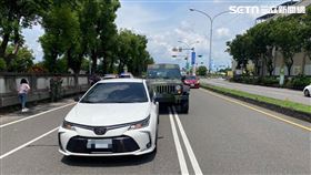 一輛輕型戰術輪軍車，撞上前方停等紅燈的轎車，女駕駛嚇壞。（圖／翻攝畫面）