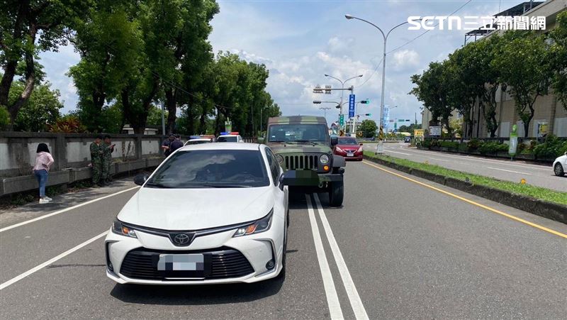 她停等紅燈「輕型戰術輪軍車」從後方猛撞
